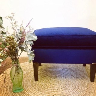 Tabouret de salon avec son coussin en plumes.