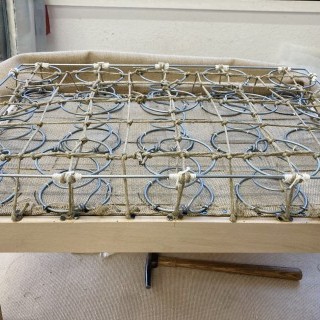 Tabouret de salon avec son coussin en plumes.