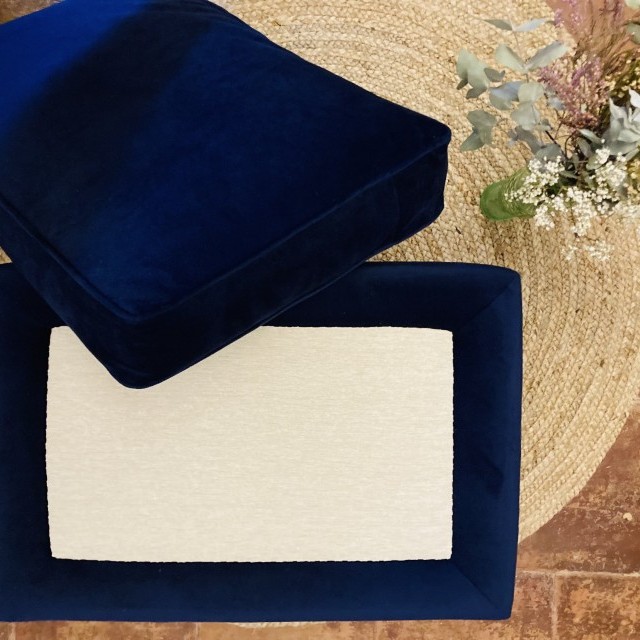 Tabouret de salon avec son coussin en plumes.