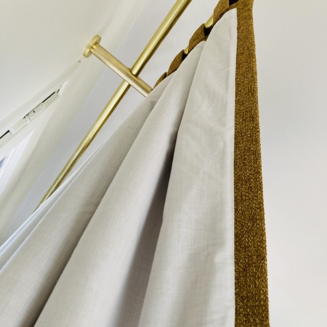 Double-Rideaux à pattes invisibles.