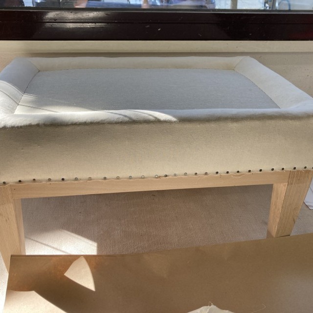 Tabouret de salon avec son coussin en plumes.