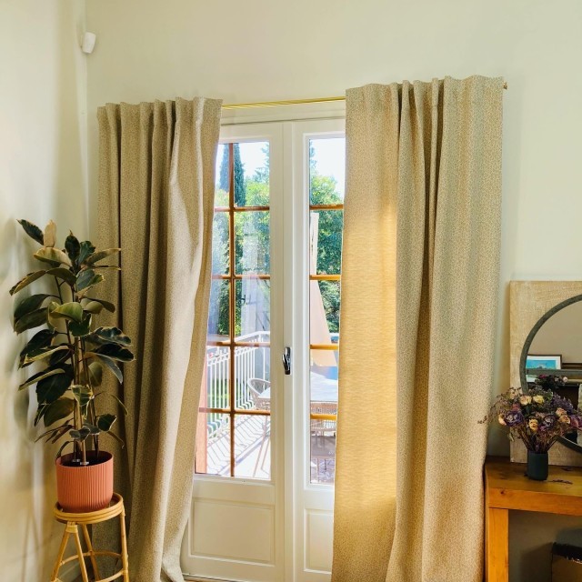 Double-Rideaux à pattes invisibles.