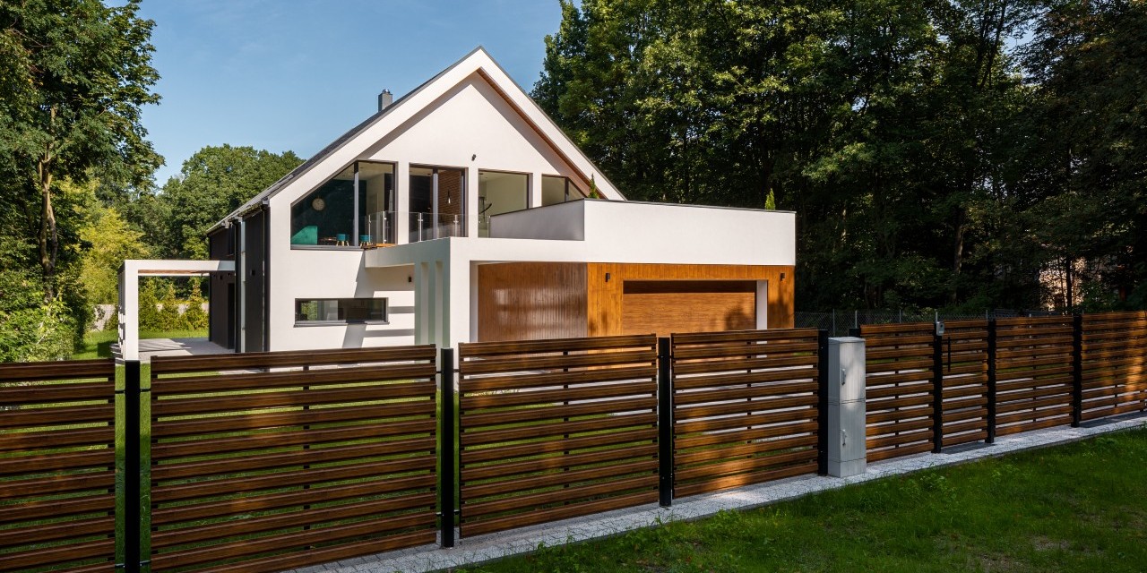 Choisir la clôture parfaite : peser les avantages et les inconvénients de chaque format