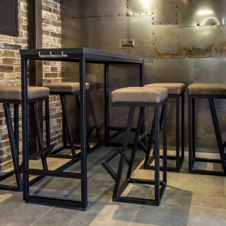 Mange debout et tabourets 