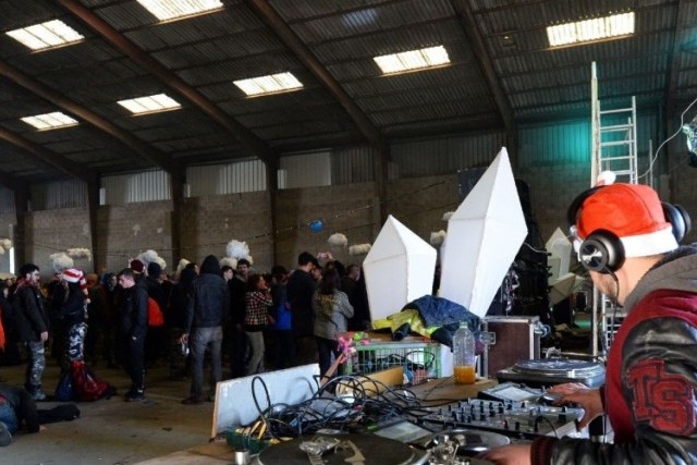 Une rave party du réveillon qui fait du bruit