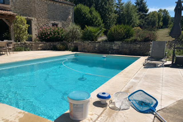 Piscine verte, eau trouble, panne de filtration : pourquoi l'entretien d'une piscine ne s'improvise pas en location saisonnière